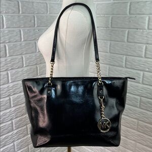 MICHAEL KORS JET SET TOTE BLACK SMOOTH PATENT LEATHER WITH GOLD ACCENTS